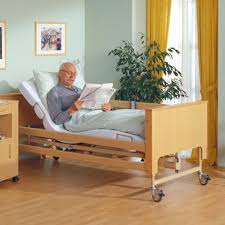 Hombre lee sobre su cama articulada de ortofix malaga