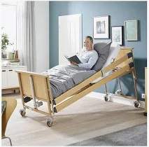 hombre en una cama articulada en malaga de ortofix