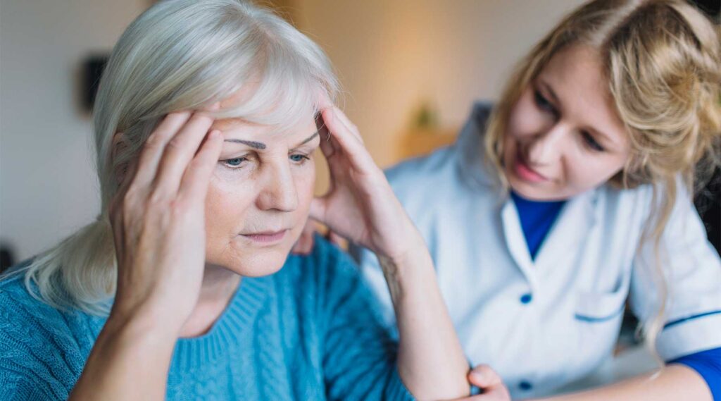 Persona con alzheimer y su cuidadora
